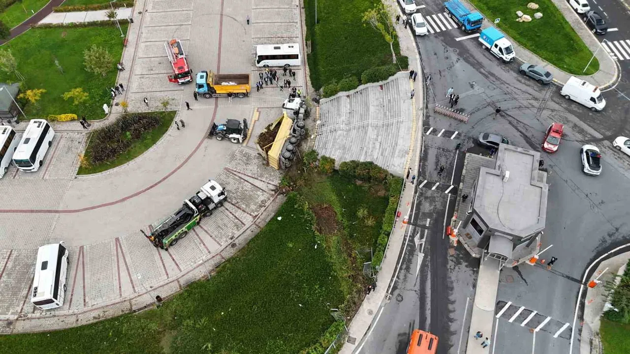 Hasdal bağlantı yolunda hakimiyet kaybı sonucu hafriyat kamyonu İSKİ otoparkına düştü