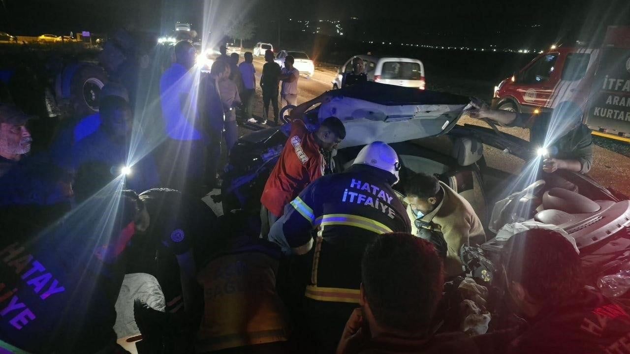 Hassa Yolçatı'da yol ortasında çarpışma: üç kişi hastaneye kaldırıldı