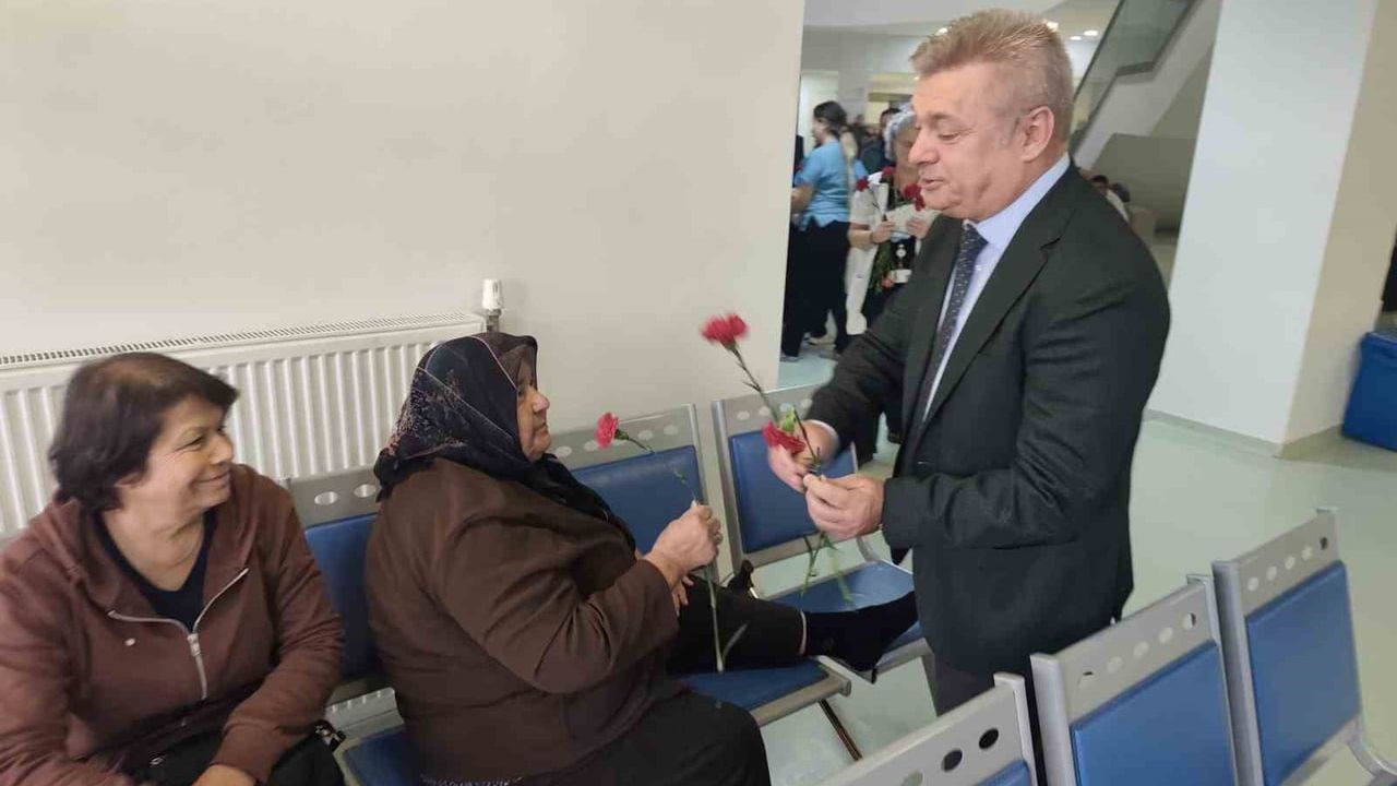 Hastanede karanfil dağıtımıyla hasta haklarına dikkat çekildi