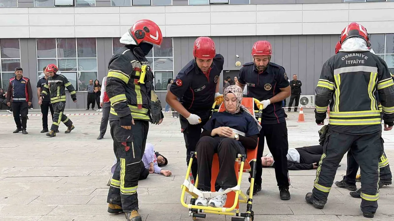 Hastanede saldırı senaryosu ile tatbikat: patlama, kimyasal sızıntı ve yangına müdahale sınandı