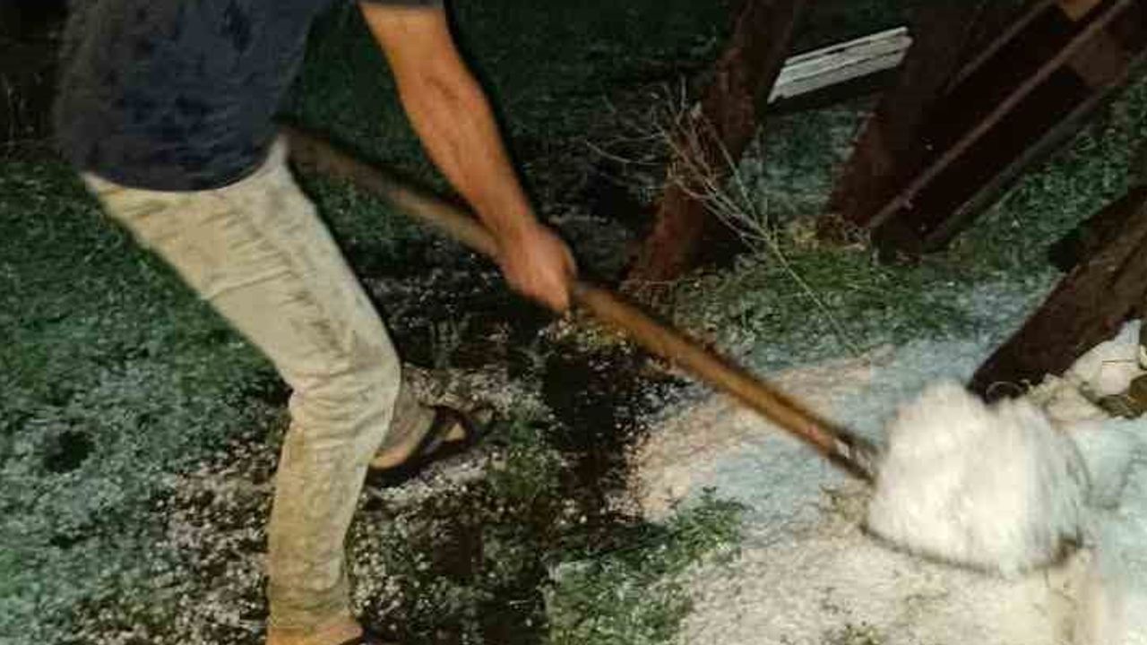 Hatay’da aniden bastıran ceviz büyüklüğünde dolu araçlara zarar verdi