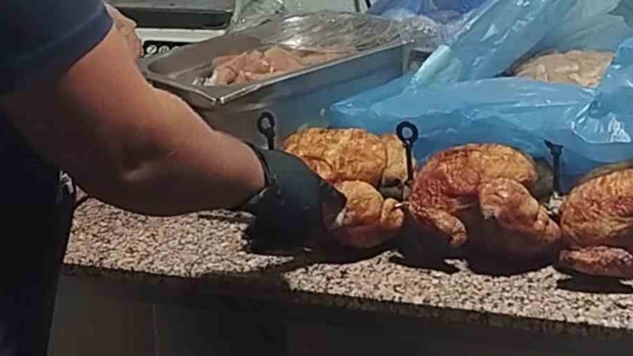 Hatay'da denetimde açığa çıkan sağlıksız koşullarda bozulan tavuklar imha edildi