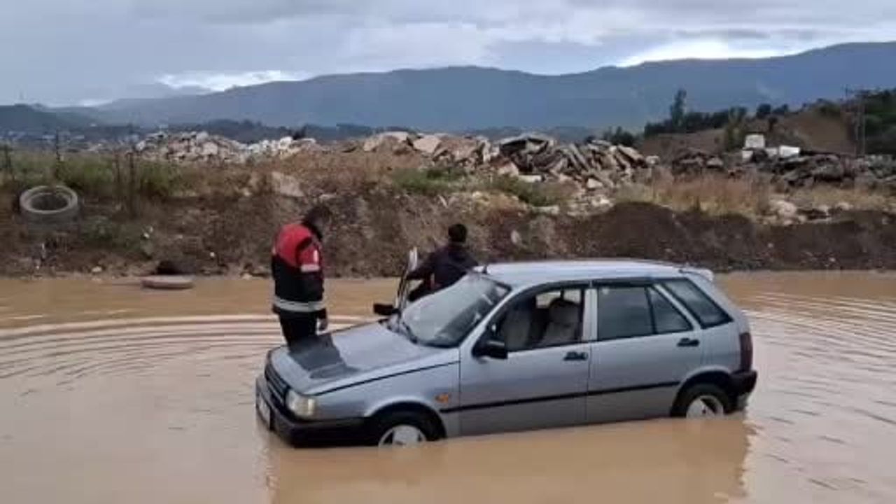 Hatay'da itfaiyecinin sırtında taşınan çocuk okuluna güvenle ulaştırıldı