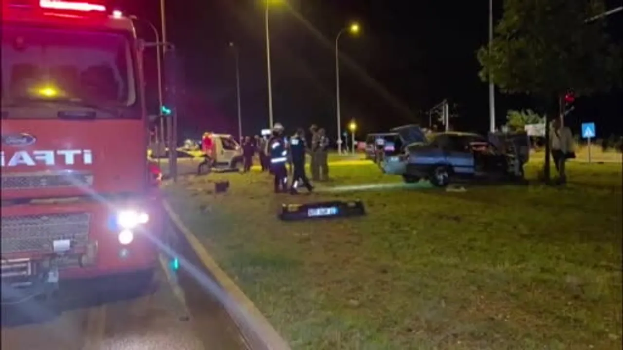 Hatay’da kavşakta çarpışma: Tofaş hurdaya döndü, 4 kişi yaralandı