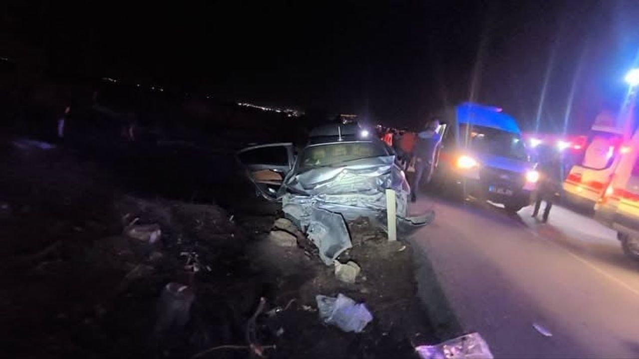 Hatay'da Kırıkhan-Reyhanlı yolunda çarpışma: itfaiye kurtardı, üçü ağır beş yaralı