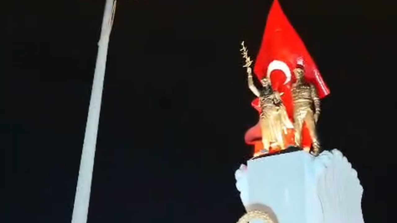 Hatay’da rüzgâr zararını önlemek için bayraklar gönderden alındı