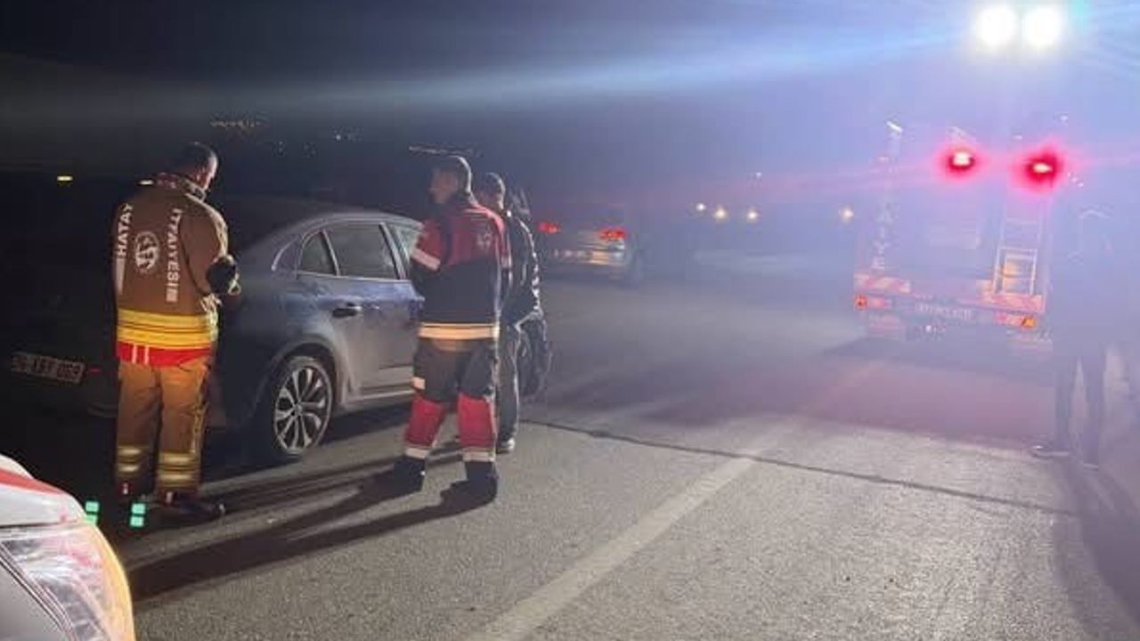 Hatay'da Topboğazı mevkisinde çarpışma sonrası tarlaya düşen aracın sürücüsü yaralandı