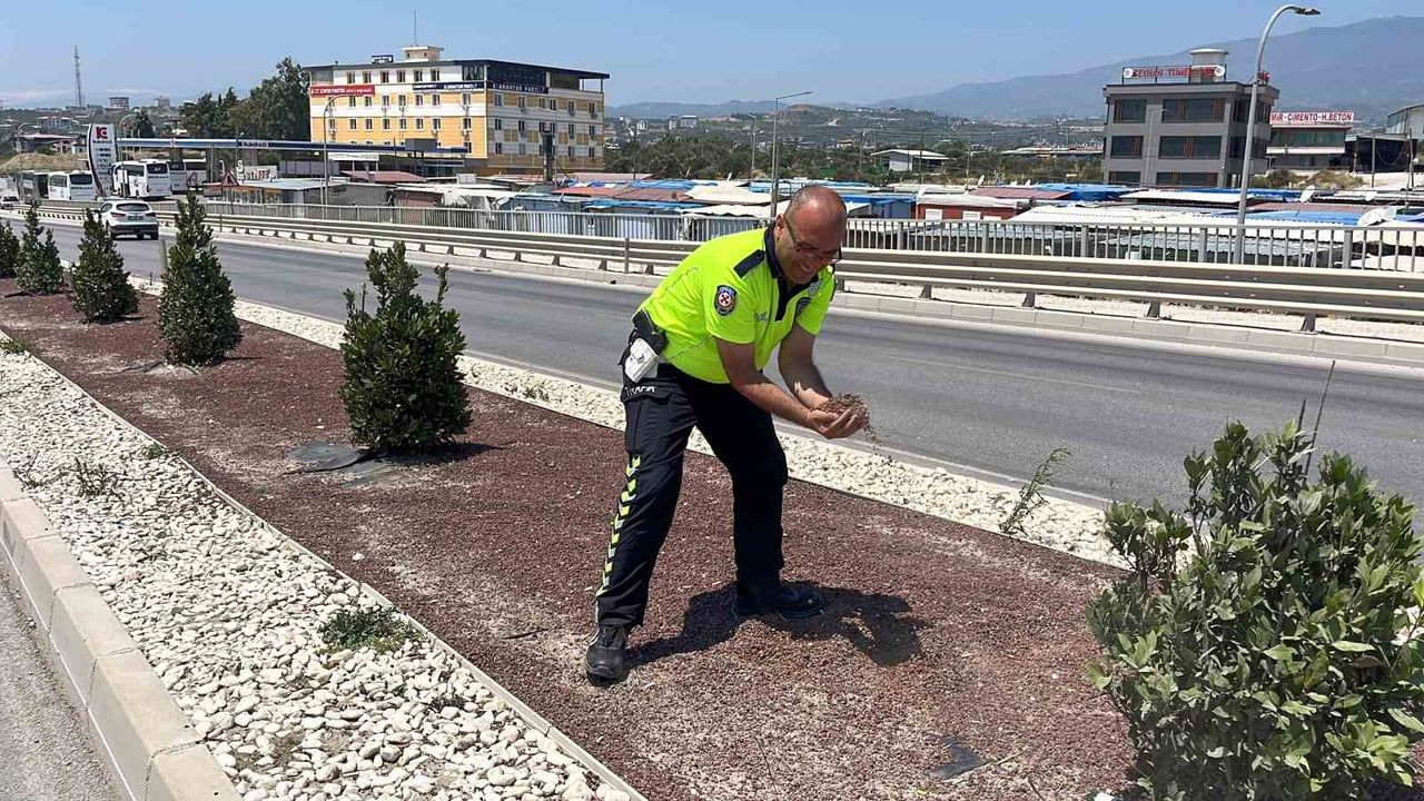 Hatay'da yardım ve dikkat örneği: polis memurlarına başarı belgesi
