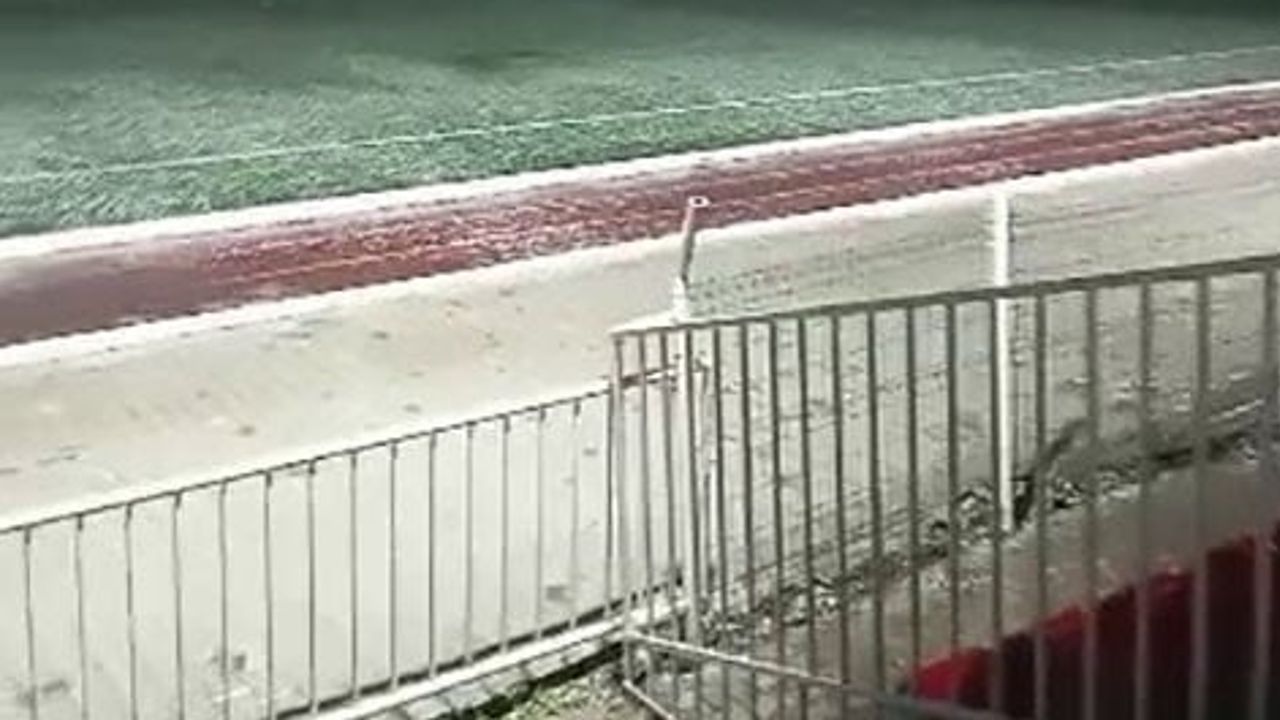 Hatay'ın kırsalında ceviz büyüklüğünde dolu stadyumu ve mahalleleri beyaza çevirdi