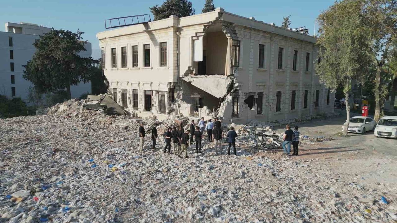Hatay valiliği binası aslına uygun yeniden inşa edildi; saati 04.17'de sabitlendi