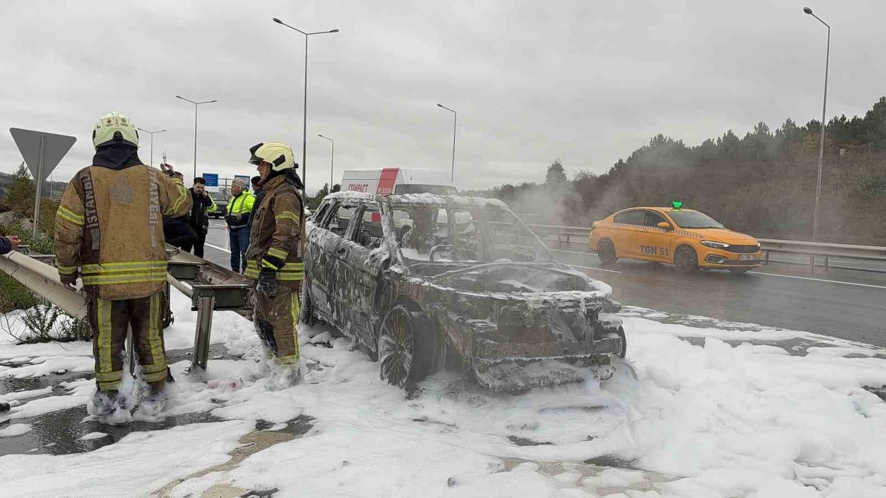 Havalimanı yolunda motor yangını lüks otomobili hurdaya çevirdi