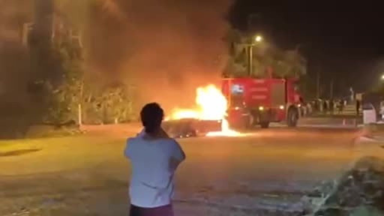 Havsa’da parkta duran otomobil alevler içinde kaldı