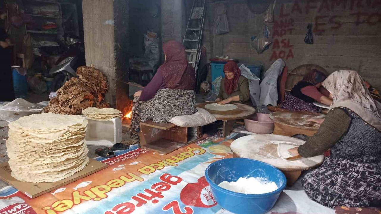 Havza'da sırayla toplanan kadınların yufka imecesi sürüyor