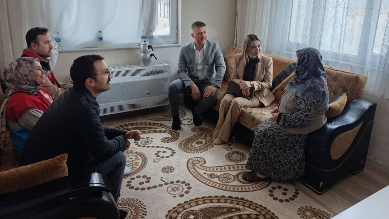 Havza kaymakamı yaşlılarla ev ziyaretinde vefa gösterdi