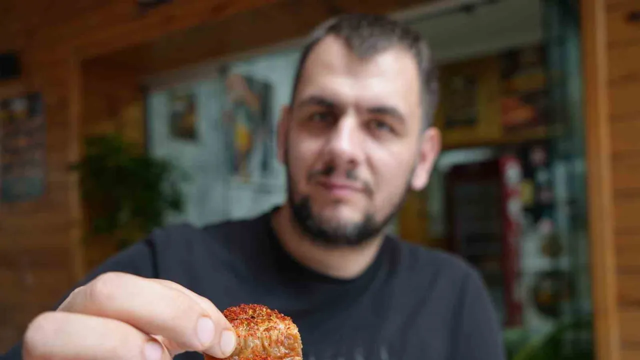 Hayatını pul biberle renklendiren esnaf: çayı ve tatlıyı bile acıyla tüketiyor