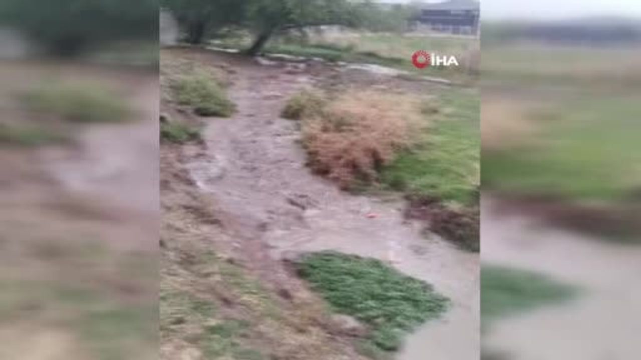 Haymana'da aniden kabaran dere Sinanlı Mahallesi'nde yolları sular altında bıraktı