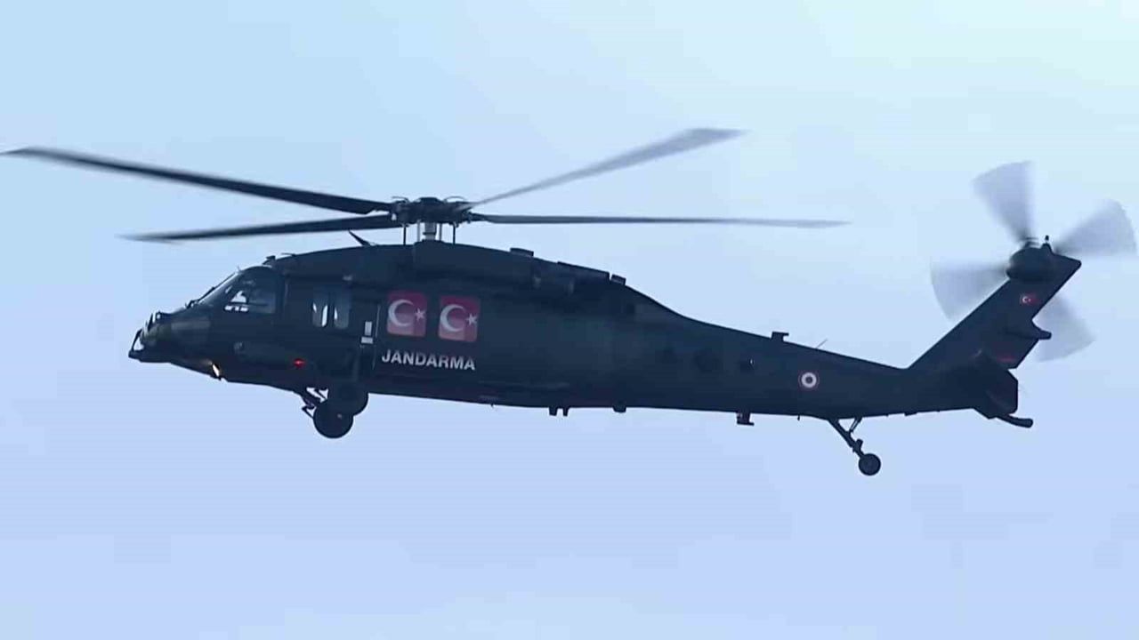 Helikopterlerle harmandalı ve zeybek gökyüzünde buluştu