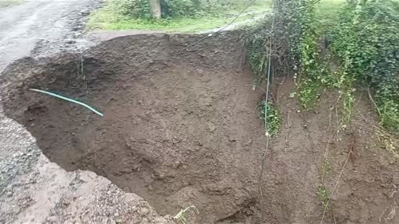 Hendek'te çöken tali yol için mahalleli dubalarla barikat kurdu