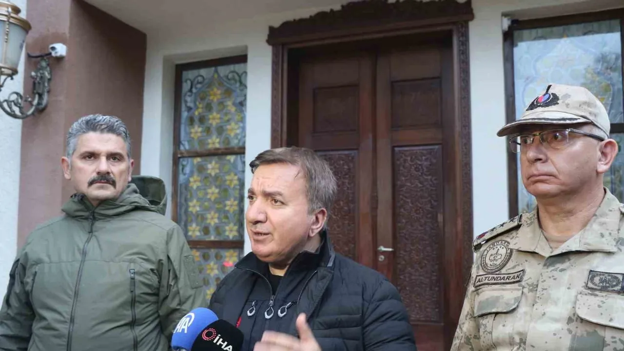 Heyelan Erzincan-Erzurum karayolunu 56. kilometrede kapattı: vali uyarısı