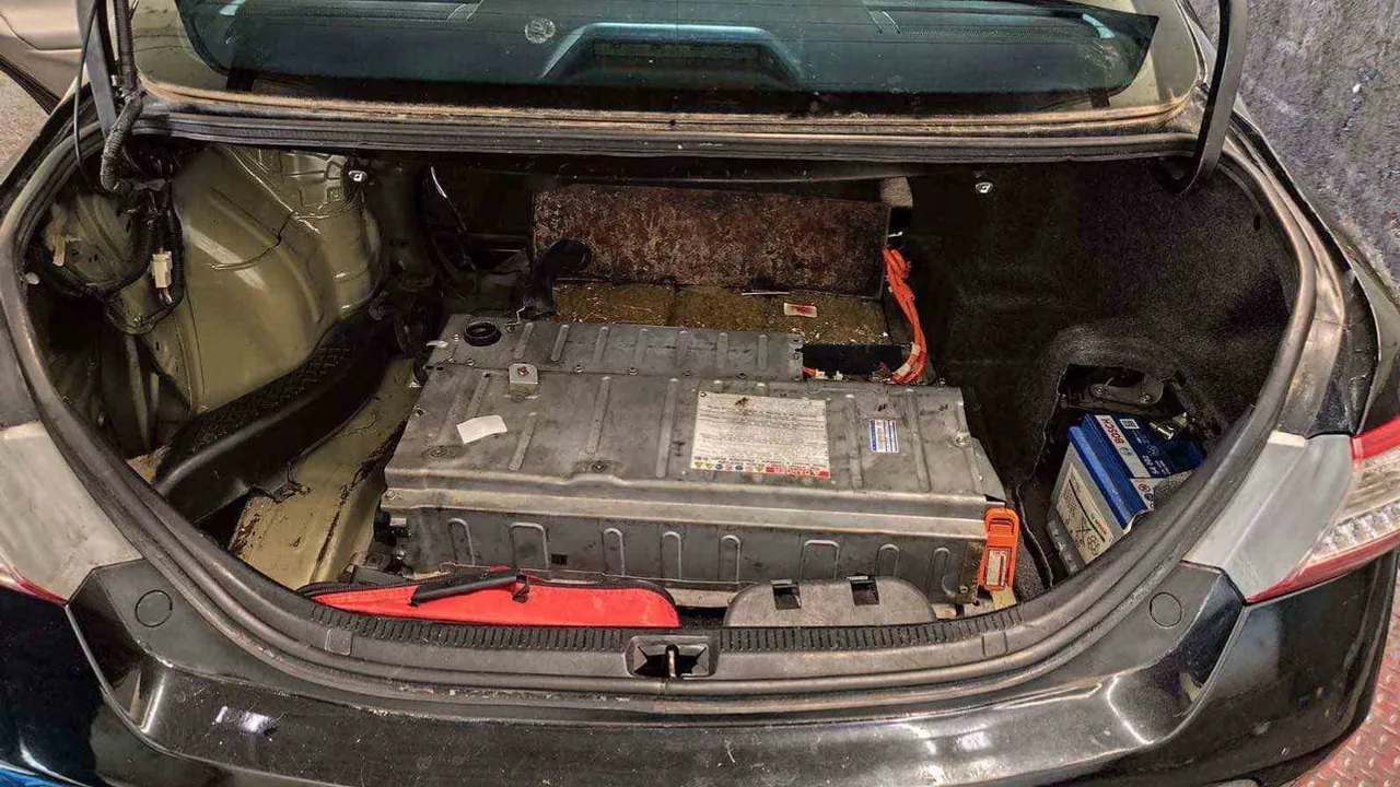 Hibrit akünün gizli bölmesinden 4 kilo 560 gram esrar çıktı