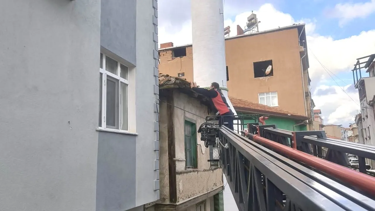 Hisarcık'ta can ve mal güvenliği için metruk çatı ve kiremitlere müdahale