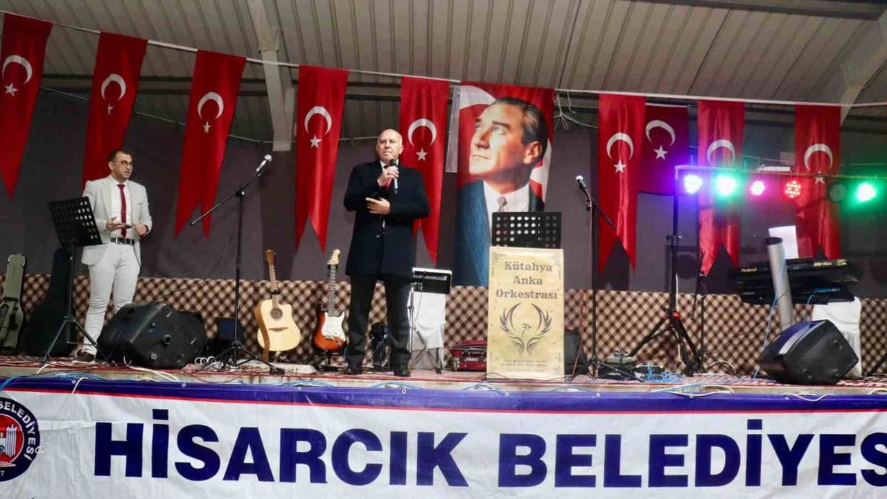 Hisarcık'ta meşalelerle başlayan cumhuriyet coşkusu konserle sürdü