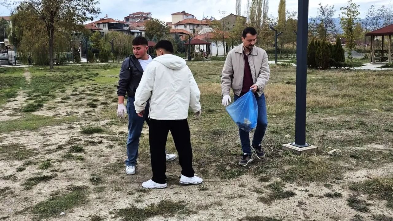Hisarcık'ta öğrenciler ve idareciler Millet Bahçesi'ni temizleyerek çevre bilincini güçlendirdi