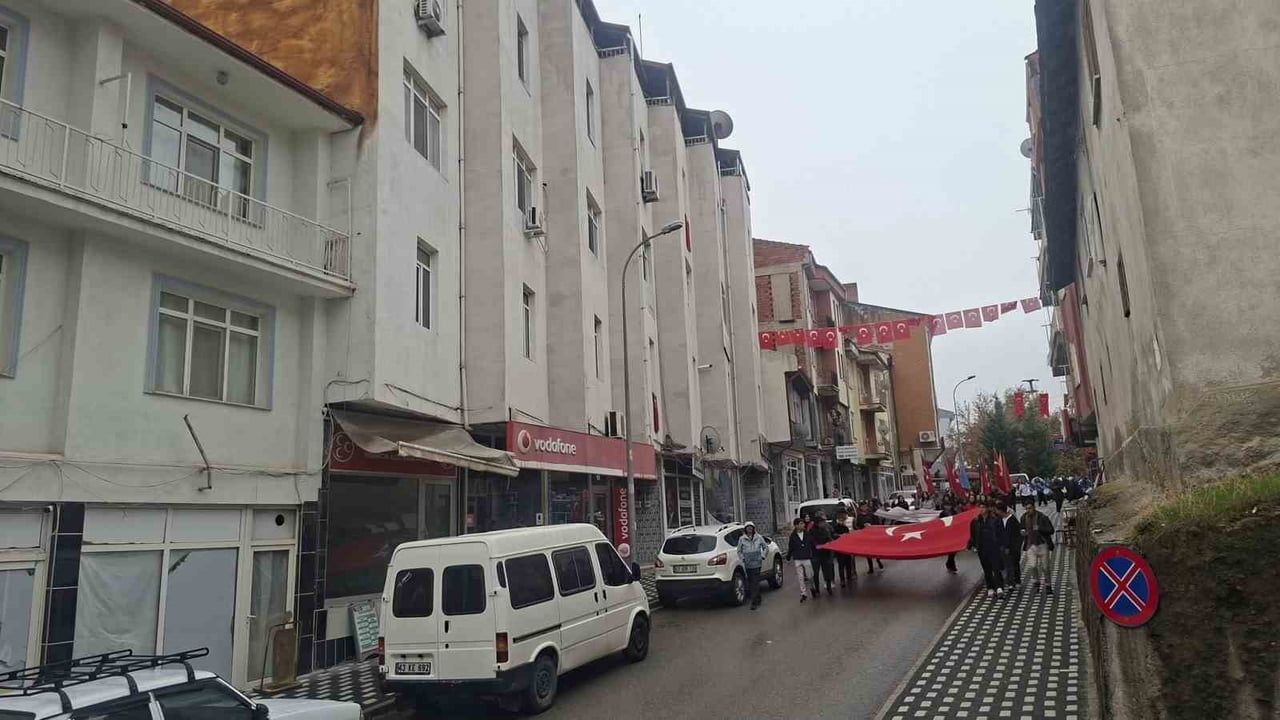 Hisarcık’ta yağmura rağmen cumhuriyet coşkusu: yürüyüşe geniş katılım