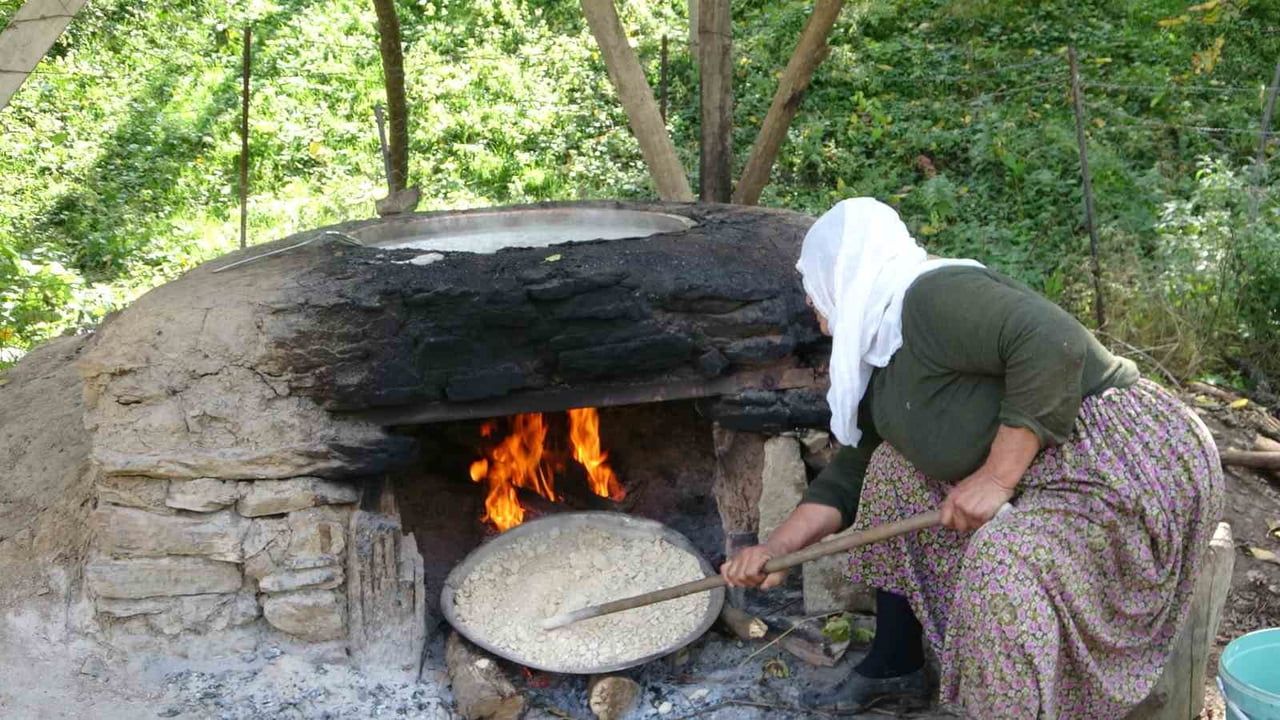 Hizan'da asırlık emekle üzüm pekmezi geleneği