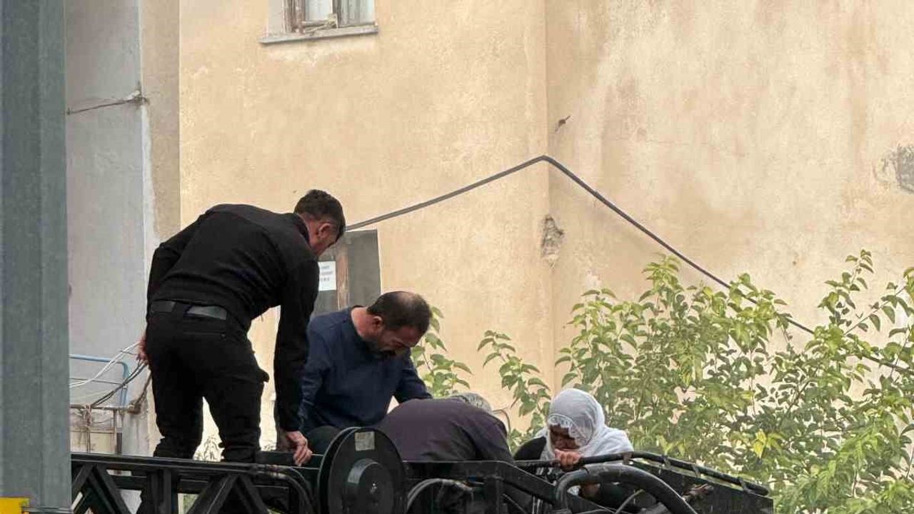 Hizan'da ev alevleri itfaiyenin çabasıyla kontrol altına alındı