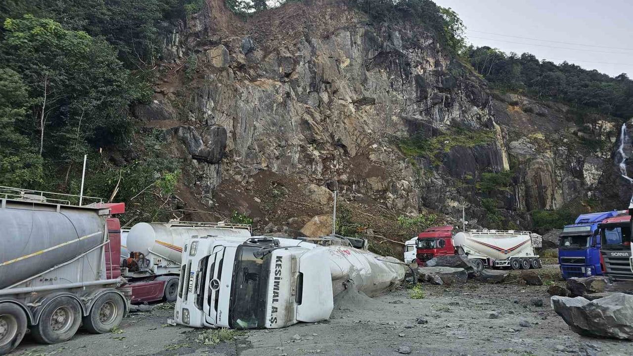 Hopa'da Esenkıyı tır parkında yamaçtan düşen kayalar araçlara hasar verdi