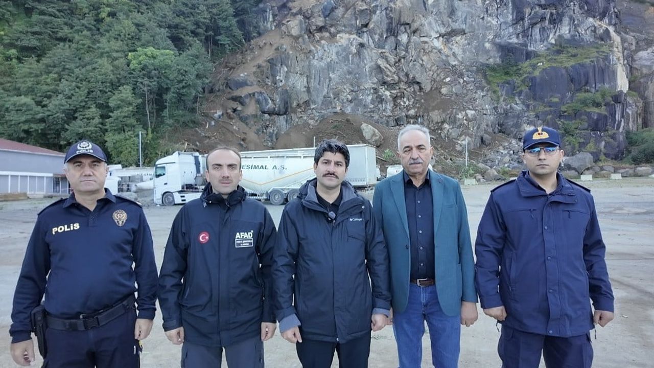 Hopa kaymakamı: Esenkıyı tır parkında heyelan sonrası alan güvenliği sağlandı ve tahliye yapıldı