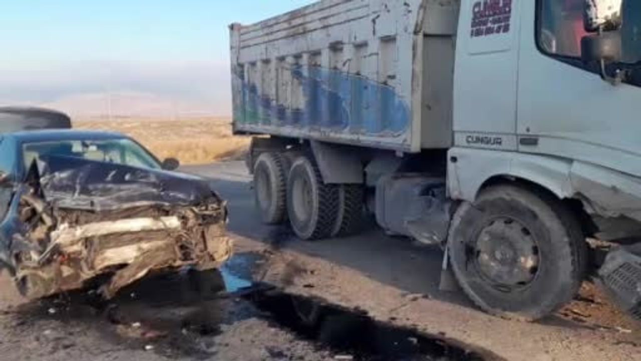 Hüseyin Altınbaşak Caddesi'nde çarpışma: otomobildeki yolcu hastaneye kaldırıldı
