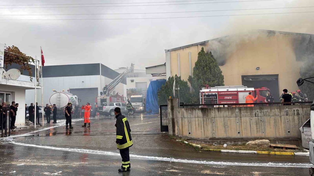 Huzurkent'te tütün ve makaron fabrikasında üç depo yangını kontrol altına alındı