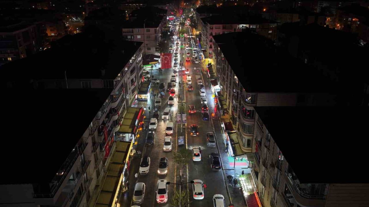 Iğdır'da bayram hareketi: 103'ten bin araca uzanan cumhuriyet konvoyu