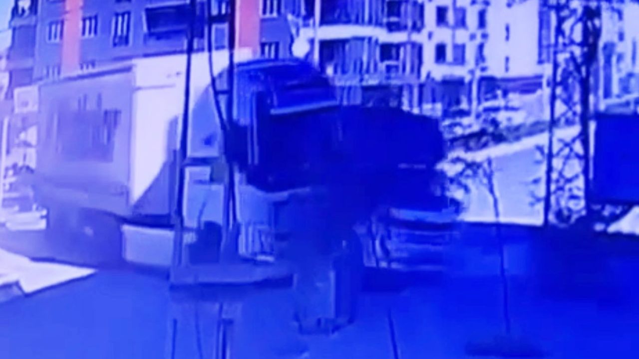 Iğdır'da cadde tartışmasının ardından tırın araca çarpma anı görüntülendi