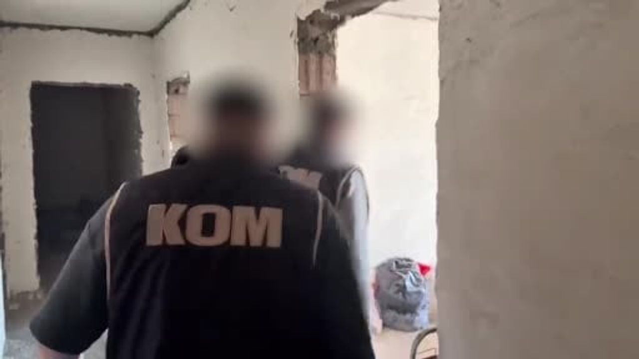 Iğdır'da çatı katındaki yılbaşı stokuna polis müdahalesi