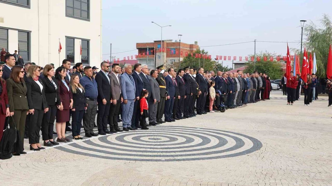 Iğdır’da cumhuriyet kutlamaları Atatürk anıtı önünde çelenk töreniyle başladı