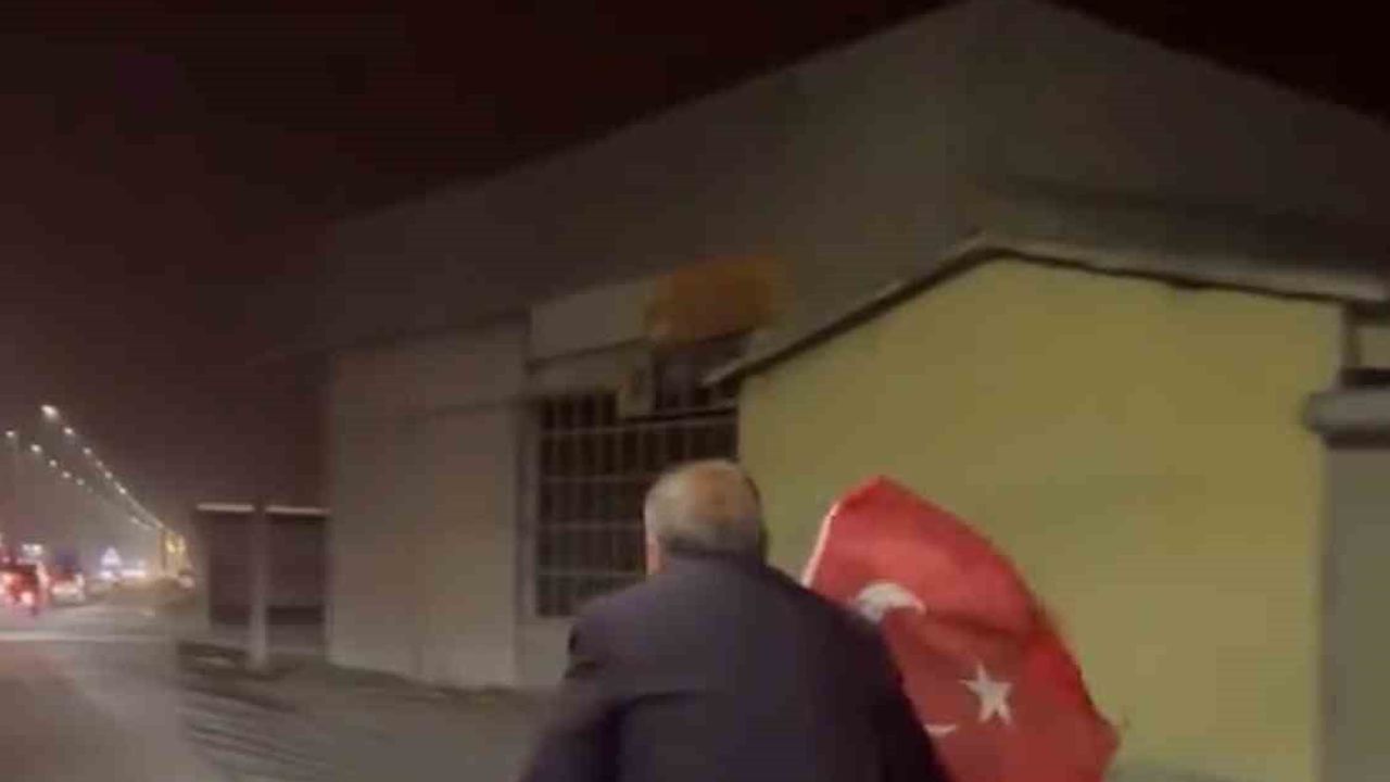 Iğdır sokaklarında bayrakla pedal çeviren yaşlının anlamlı yürüyüşü