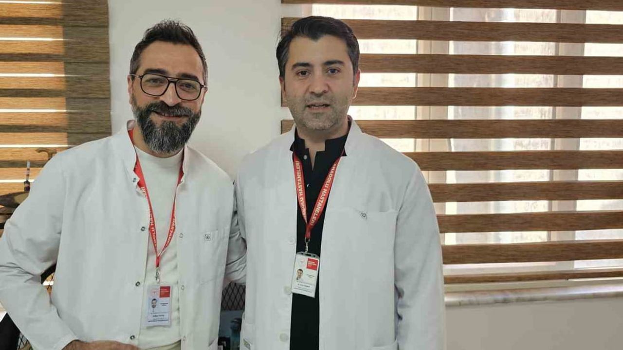 İki cerrahtan aynı anda müdahale: iki bilekteki parçalı kırık tek seansta onarıldı