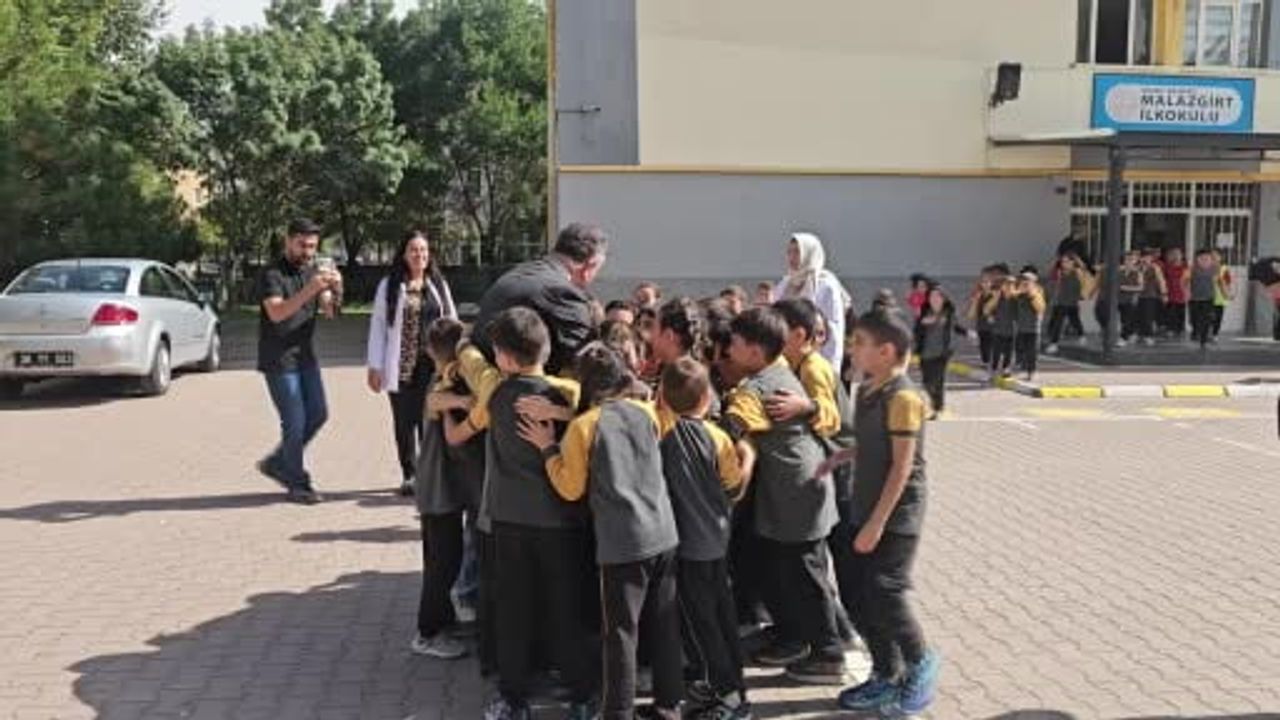 İl milli eğitim müdürü Coşkun Esen öğrencilerle Maarif’in kalbinde oyun temasını sahada yaşadı