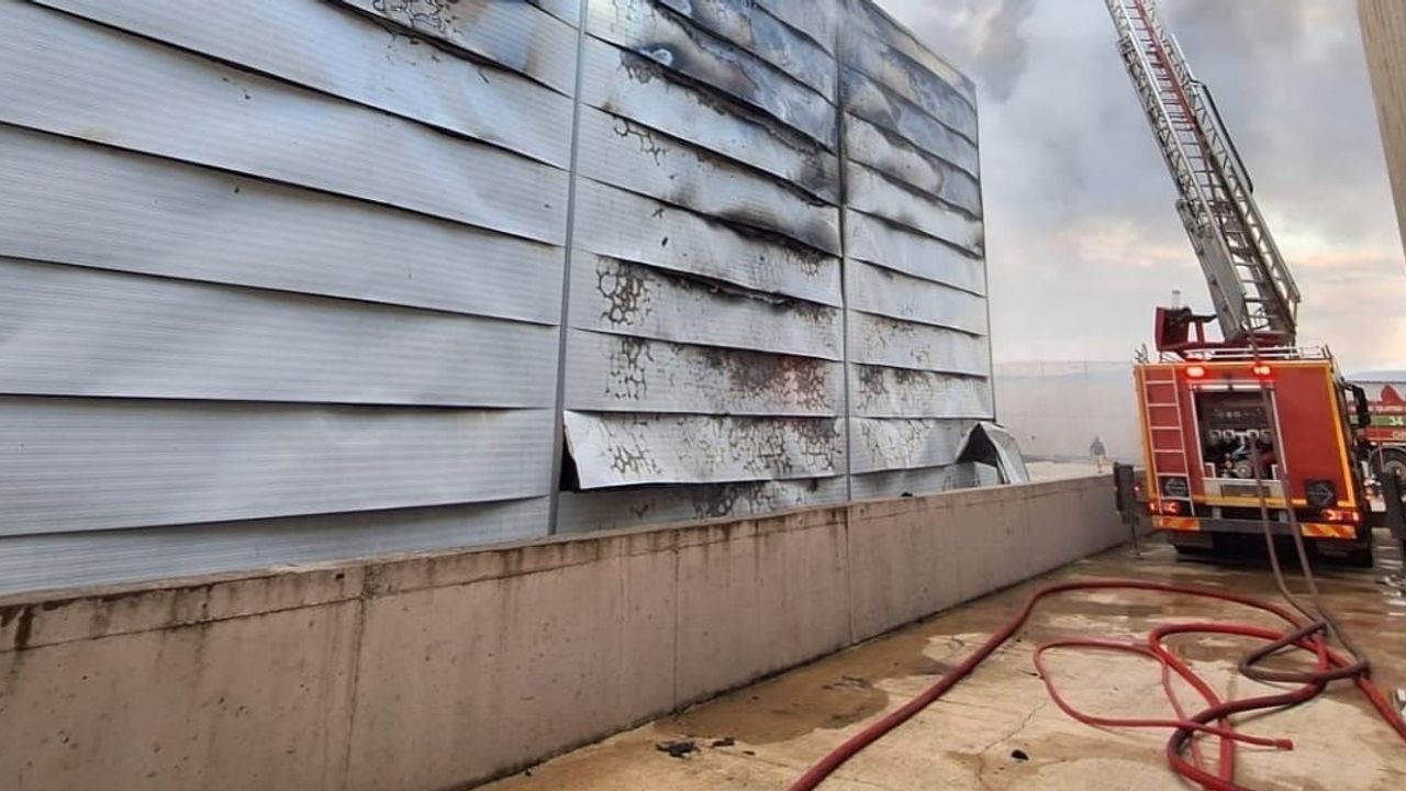 İlaç fabrikasında geceyi geride bırakan yangın, Kırklareli'nde üç saatte kontrol edildi