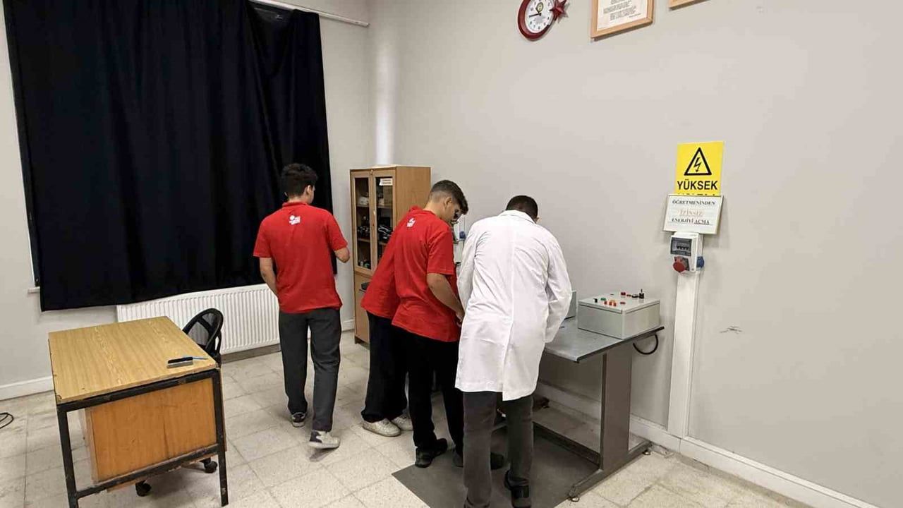 İlçe okulundan TEKNOFEST zaferi: karmaşık devre tek denemede çalıştı