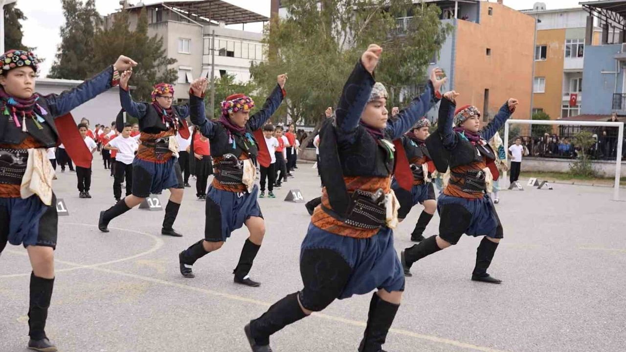 İlelebet cumhuriyet: 400 öğrencinin coşkuyla kutladığı Buca gösterisi