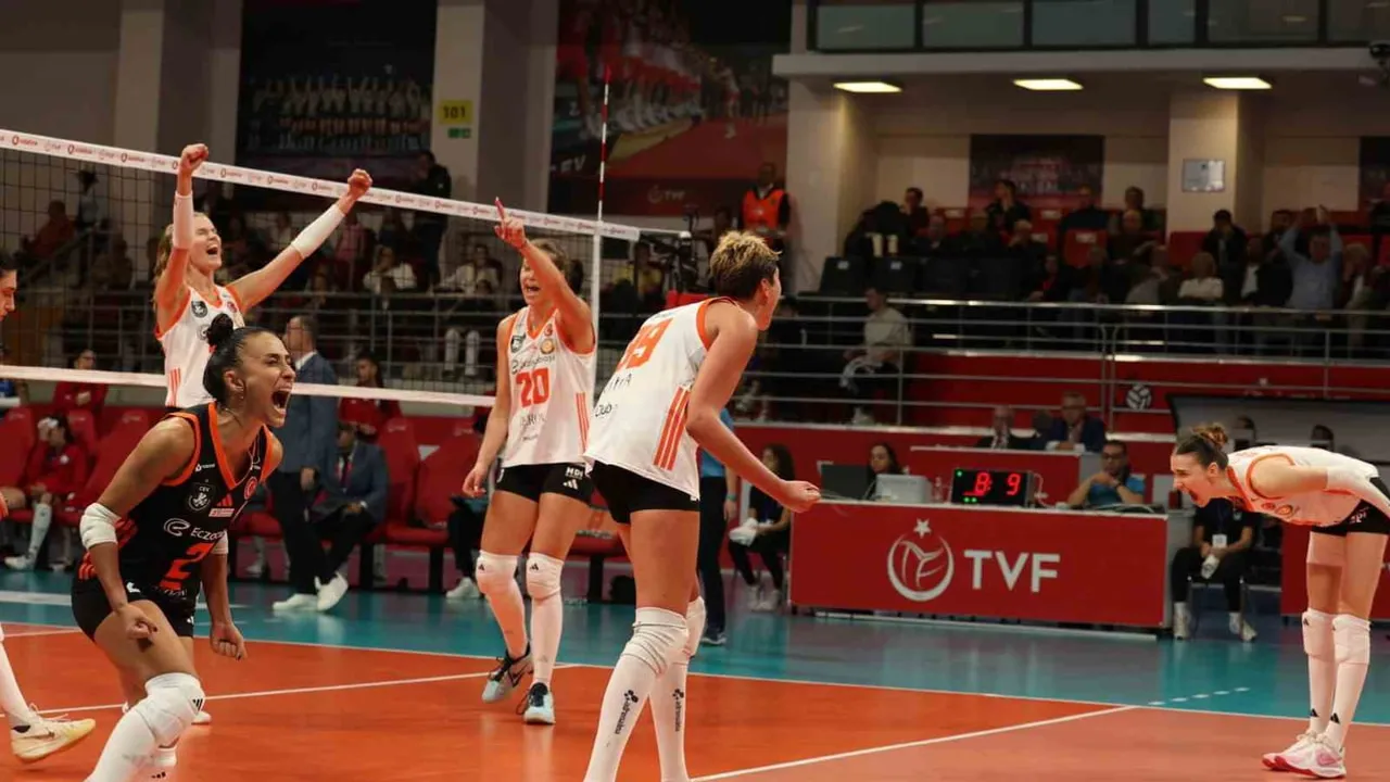 İlk haftada geri dönüş: Eczacıbaşı Peron İstanbul, Nilüfer Belediyespor'u geriden gelip mağlup etti