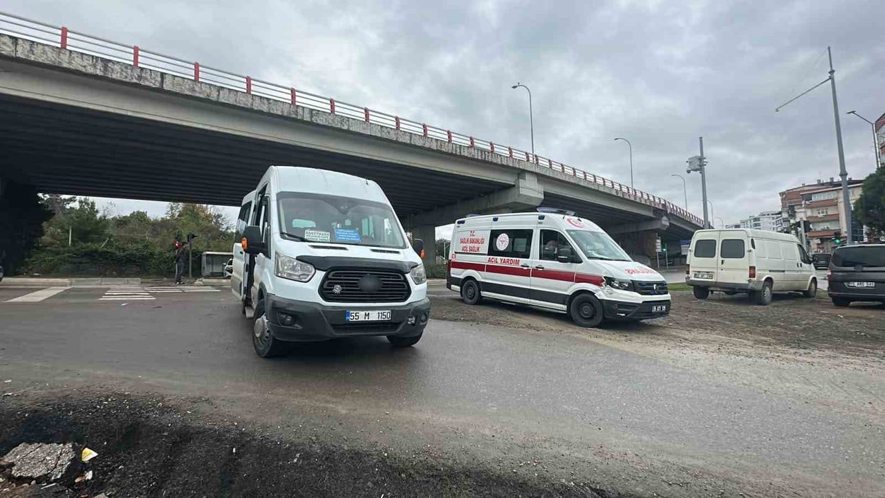 İlkadım'da görev başındaki ambulansla yolcu minibüsü çarpıştı: yaralanma yok