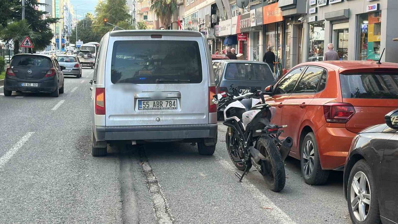 İlkadım'da motosiklet ile hafif ticari araç çarpıştı: iki kişi yaralandı
