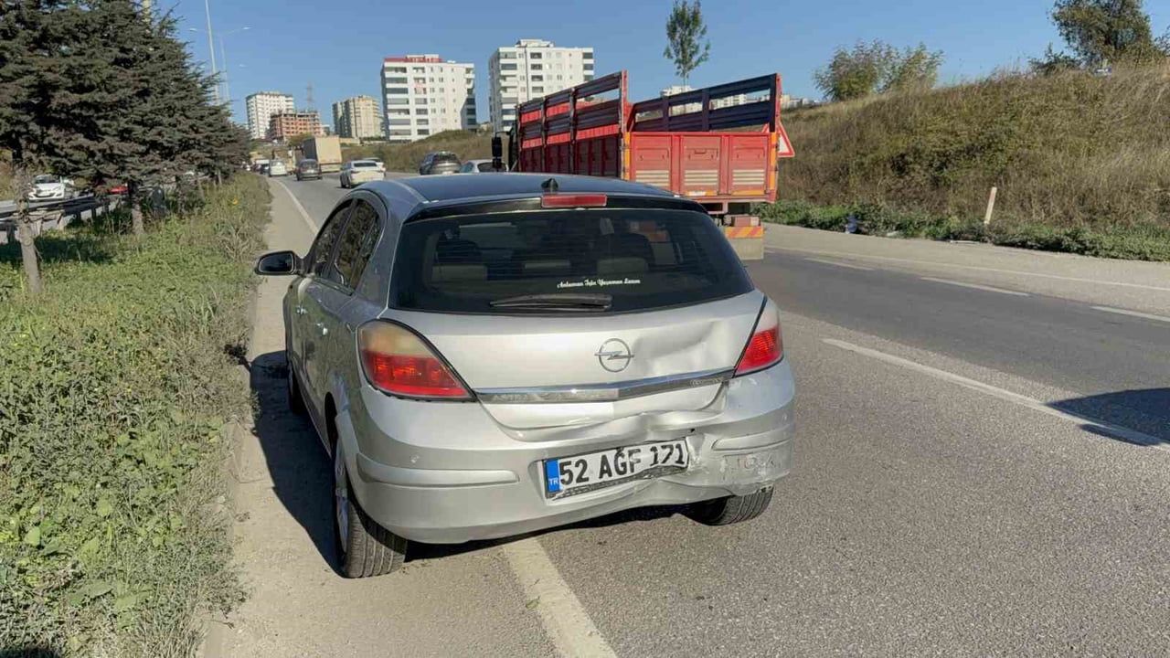 İlkadım Tepecik Çevre Yolu'nda iki otomobil arkadan çarpıştı