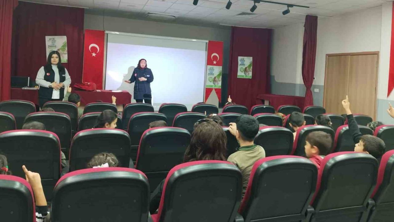 İlkokul sıralarında afet bilinci: çocuklara 'çök-kapan-tutun' eğitimi