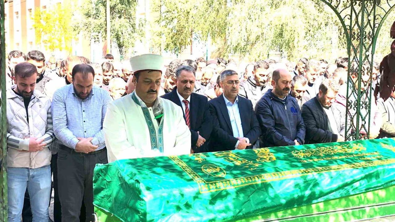 İmam ağabeyinin son namazını camide kıldırdı